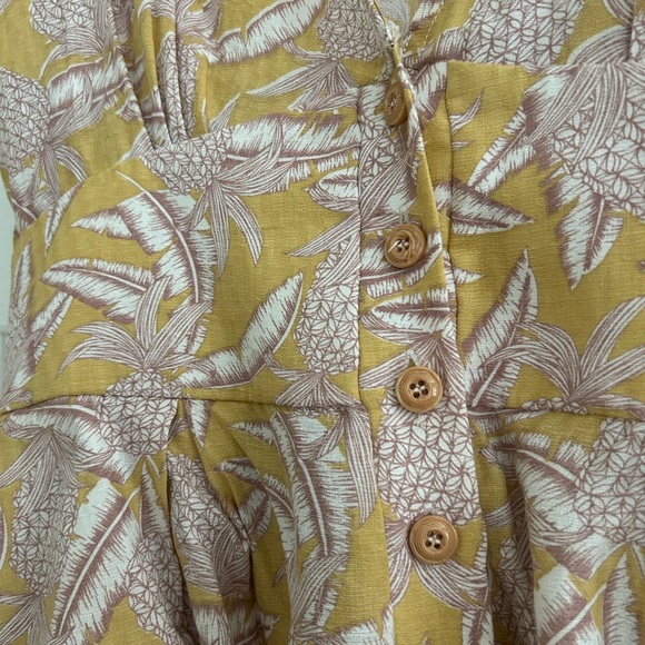 Lightweight, linen romper with true buttons throughout the torso. With pockets - Picture 2 of 2